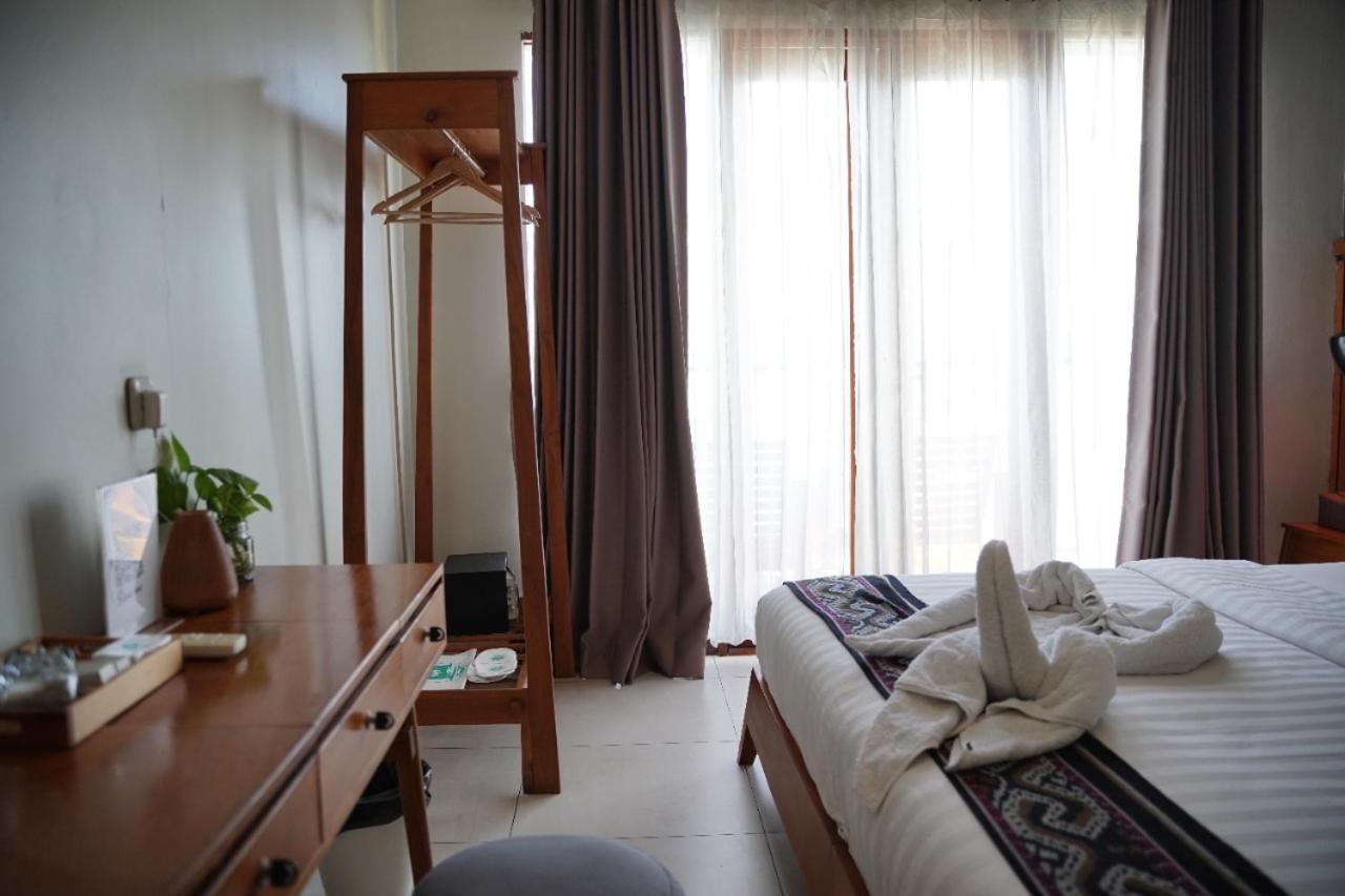 Hotel Escape Bajo Labuan Bajo Esterno foto
